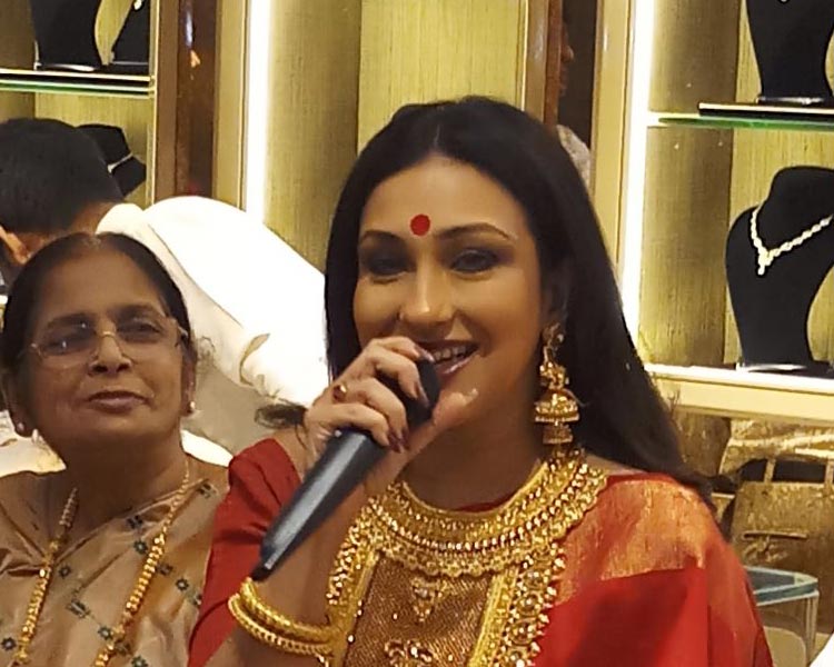 Rituparna sengupta inaugurating the new store of Shyam Sundar co Jewelers