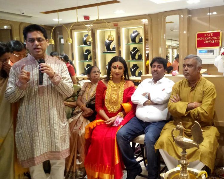 Ustad Rashid Khan and Rituparna sengupta at the inauguration ceremony of Shyam Sundar Co Jewelers new store Ustad Rashid Khan and Rituparna sengupta at the inauguration ceremony of Shyam Sundar Co Jewelers new store