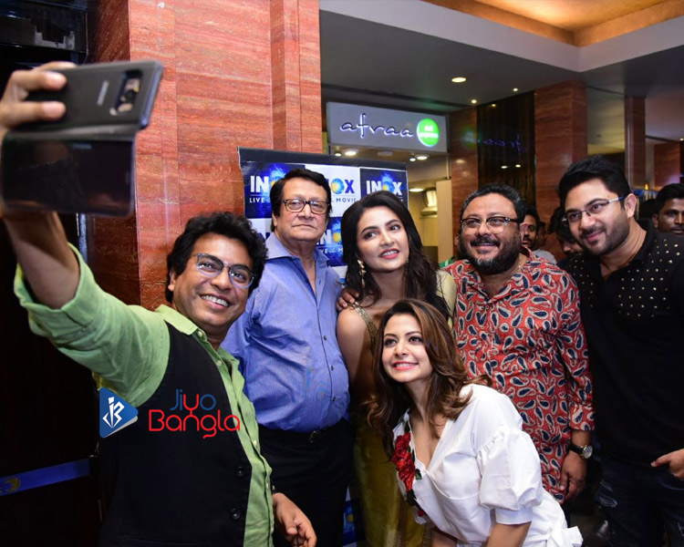 Rudranil Ghosh, Ranjit Mallick, Koyel  Mallick,  Subhashree Ganguly, Soham Chakraborty  and Director Premendu Bikash Chaki at the premier of movie Honeymoon.