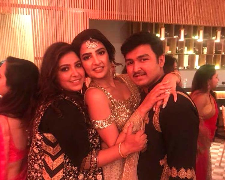 Shubhasree with her sister Shubhasree with her sister