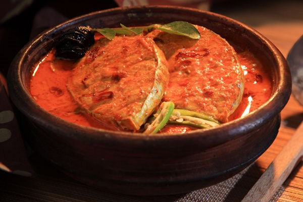 4.	Thalassery Fish Curry: