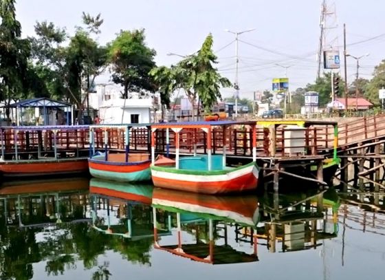 West Bengal’s gets its first floating market in Kolkata