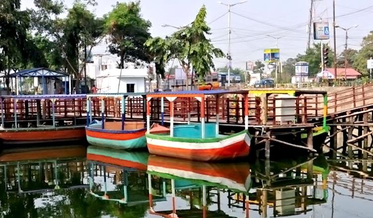 West Bengal’s gets its first floating market in Kolkata