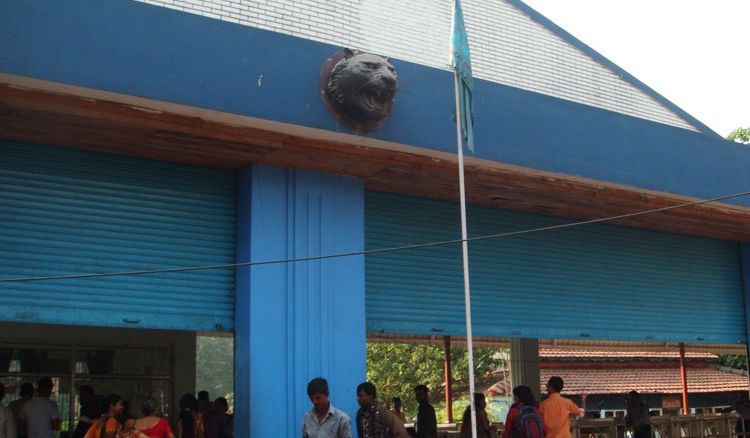 এক বন্দির তুলির টানে সেজে উঠছে আরেক বন্দির ঘর