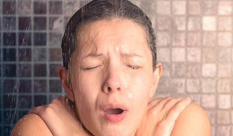 শীতে গরম জলে স্নান করাটা কি শ্রেয়?