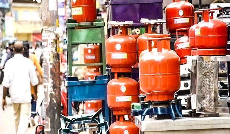 Delayed LPG delivery can cost dealer Rs 1.5 lakh!