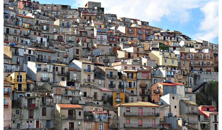 To retain residents Italian town offers free houses