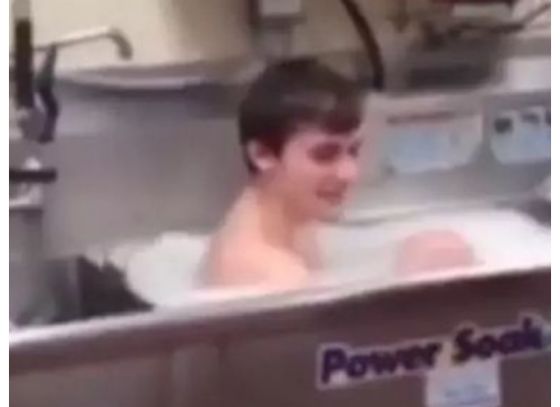 রেস্তোরাঁঁর সিঙ্কে কর্মচারীর স্নান, সমালোচনা সোশ্যাল মিডিয়ায়