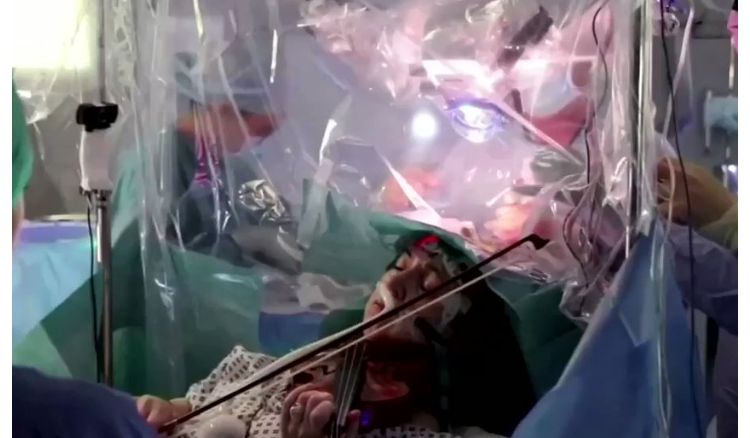 Dugmar Turner plays violin during brain surgery
