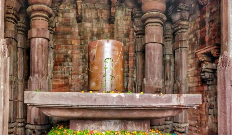 এই মন্দিরেই রয়েছে ভারতের অন্যতম বৃহৎ শিব লিঙ্গ