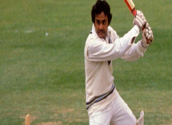 জনশ্রুতি অভিনেতা দিলীপকুমার তাঁকে ভারতীয় ক্রিকেট দলে নির্বাচনের জন্য আর্জি জানিয়েছিলেন