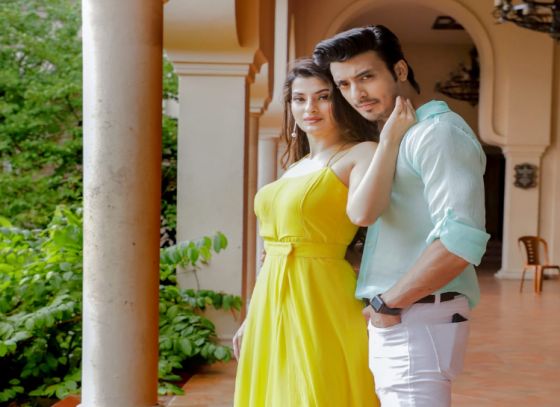 'হয়ে আছি তোর' মিউজিক ভিডিয়োতে জুটি বাঁধলেন জন-সঞ্জনা