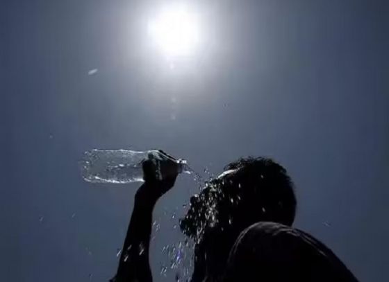 Scorching heat wave in Kolkata affects the citizens