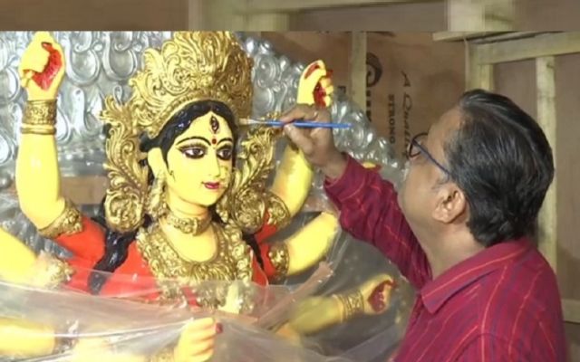 করোনাকাল কাটিয়ে ফের বিদেশে প্রতিমা পাড়ি, কোলাহল ফিরছে কুমোরটুলিতে। - জিয়ো বাংলা
