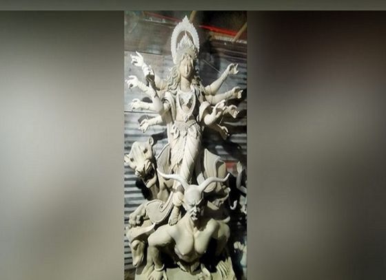 পেশায় ট্র্যাফিক গার্ড, কিন্তু মা দুর্গার মুর্তি গড়ে তাক লাগিয়ে দিয়েছে কলকাতার সুকুমার