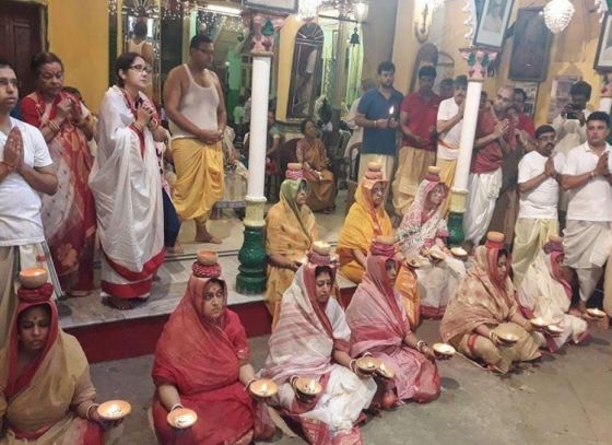 ধুনো পোড়ানো ও বেড়া অঞ্জলি, বনেদিবাড়ির দুর্গাপুজো বিশেষ রীতির ইতিকথা