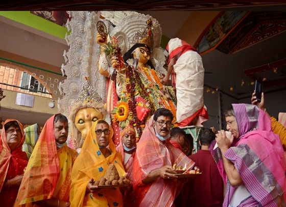 এই জগদ্ধাত্রী পুজোতে বিদায় বেলায় প্রতিমাকে বরণ করেন পুরুষরা