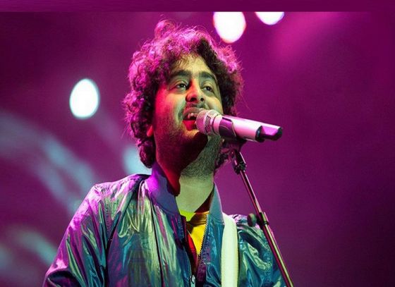 Arijit Singh’s Emotional Moment in Nepal: Capturing a Glimpse of His Mother Amidst the Music