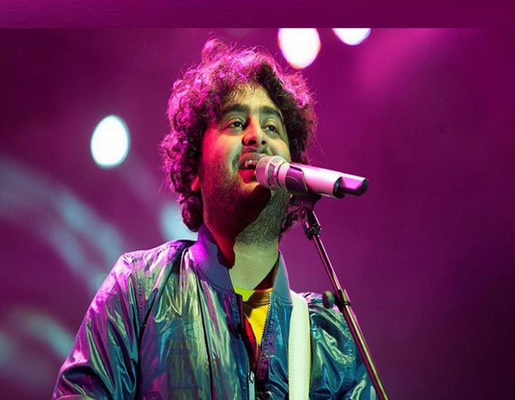 Arijit Singh’s Emotional Moment in Nepal: Capturing a Glimpse of His Mother Amidst the Music