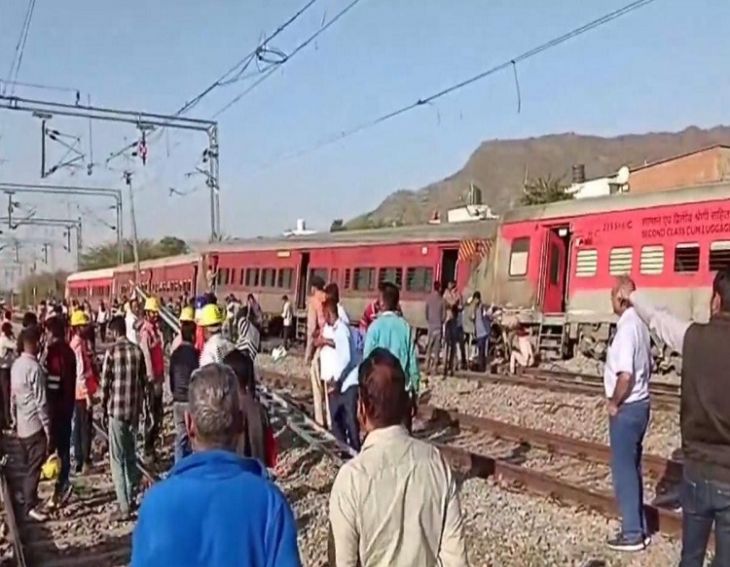 Sabarmati-Agra Superfast Train’s 4 Coaches And Engine Got Derailed After Colliding With A Freight Train