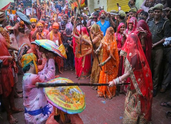 বৃন্দাবনে কীভাবে শুরু হল রাধা-কৃষ্ণের রঙের উৎসব