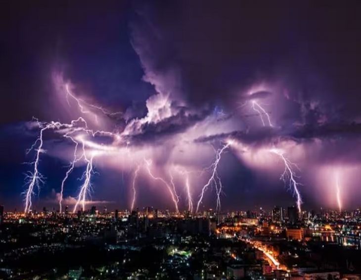 IMD Thunderstorm Alert: সোমবার শহরে তিন ঘণ্টার তুমুল ঝড়বৃষ্টির মাঝেই পড়েছে ৪৫টি বাজ! কী বলছে আবহাওয়া দফতর?