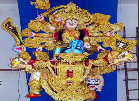 দেবী দুর্গারূপী এই ঈশ্বরীর পায়ের কাছে অসুরের সঙ্গে থাকেন বাঘ, সিংহ আর মহিষ