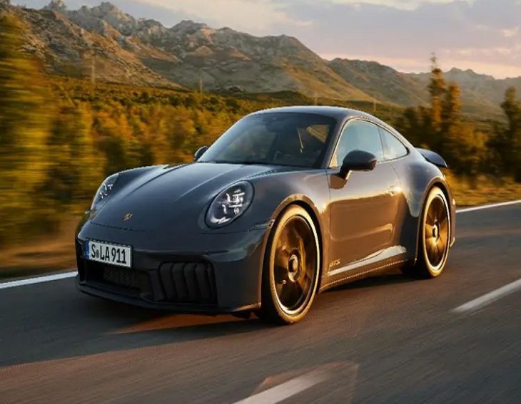 Porsche 911 GTS Hybrid: মাত্র ৩ সেকেন্ডেই পৌঁছবে ১০০ কিমি গতি! বাজারে প্রথম হাইব্রিড গাড়ি আনল পোর্শে