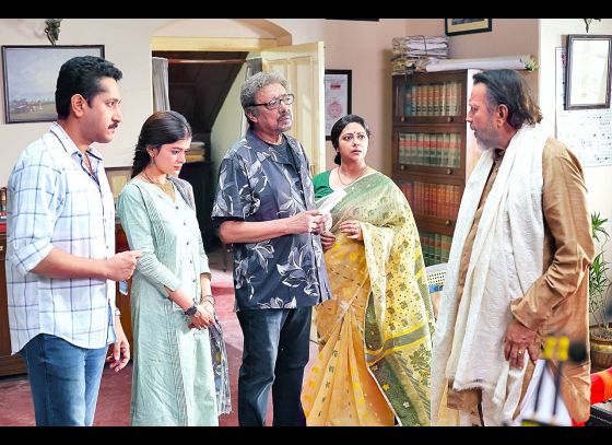 Shriman vs Shrimati: পিছিয়ে গেল পরিচালক পথিকৃৎ বসুর ‘শ্রীমান ভার্সেস শ্রীমতী’ ছবির মুক্তি