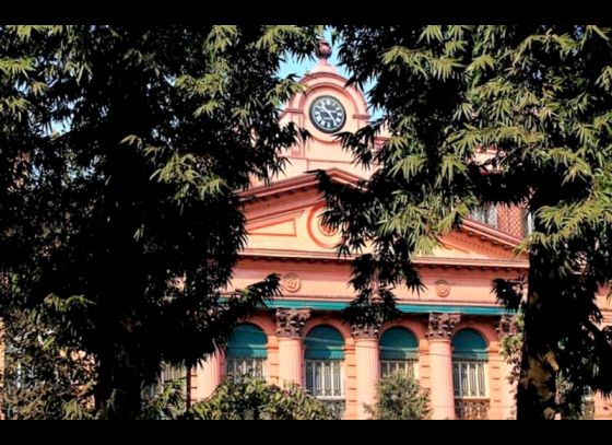 প্রথম কমার্শিয়াল থিয়েটারের পত্তন হয়েছিল রবীন্দ্র সরণির এই ‘ঘড়িওয়ালা’ বাড়িতে