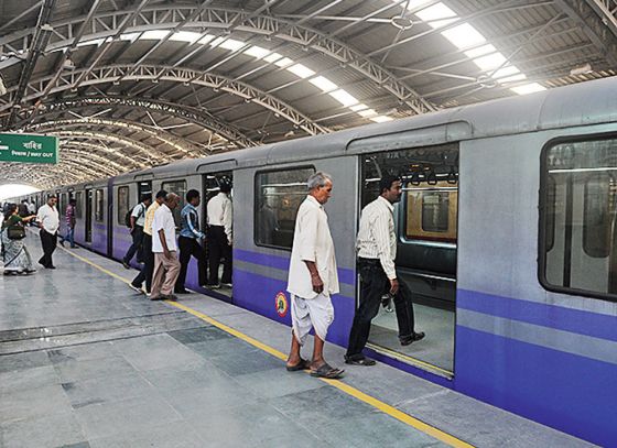Kolkata Metro: ট্রেন আসার আগে মেট্রো স্টেশনে হলুদ লাইন পার করলে এবার গুনতে হবে জরিমানা