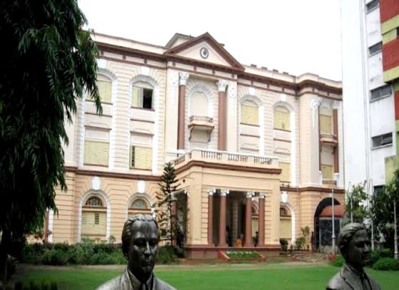 ঊনবিংশ শতাব্দীর একটি বাষ্পীয় বিম এঞ্জিনের সাক্ষী আজও এই বনেদী বাড়ি