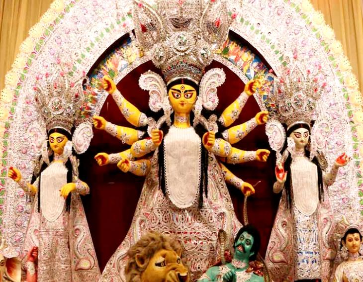 প্রথম বারোয়ারি পুজো থেকে কীভাবে দুর্গা আরাধনার অবিচ্ছেদ্য অঙ্গ হয়ে উঠল ‘চাঁদা সংস্কৃতি’?