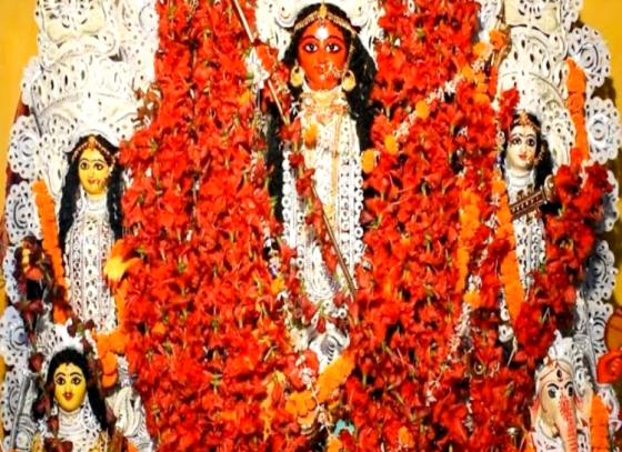 চণ্ডীপাঠ ছাড়াই পূজিত হন নবদ্বীপের লাল দুর্গা! নেপথ্যে কোন অলৌকিক ঘটনা?
