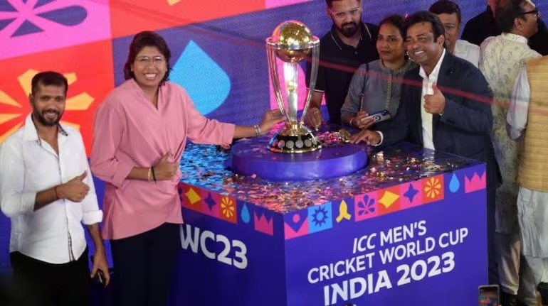 Ashok-Dinda-Jhulan-Goswami-and-Leander-Paes-unveil-the-mens-World-Cup-trophy-at-the-Eden-Gardens-770x435_11zon