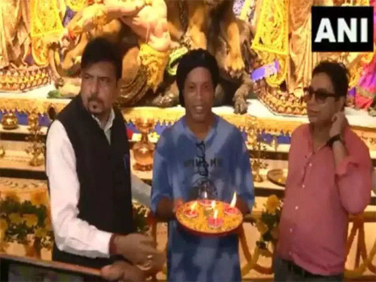 Brazilian-football-legend-Ronaldinho-inaugurates-Sreebhumi-Durga-Puja-Pandal-in-Kolkata_11zon