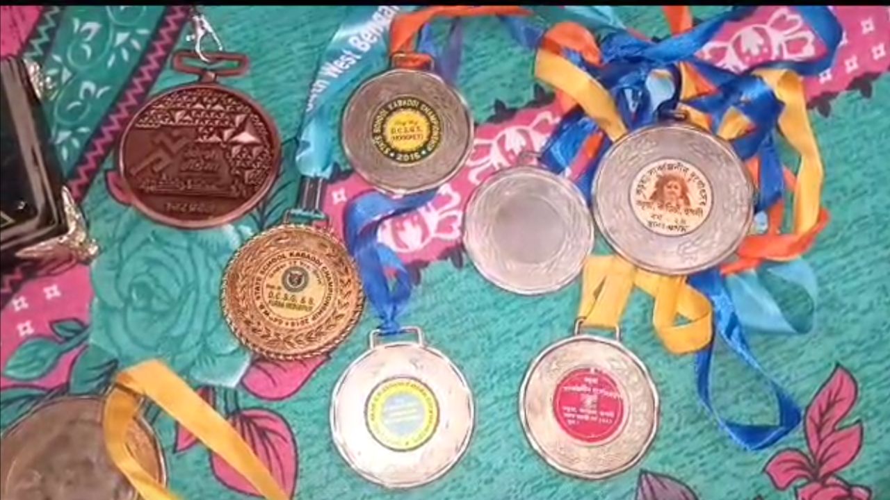 Hooghly-girl-Tuhina-Maity-who-is-student-of-Bardhaman-University-wins-bronze-in-Kabaddi-in-Khelo-India-University-Games
